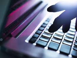 Alerta por estafas a adultos mayores y a través de la Internet