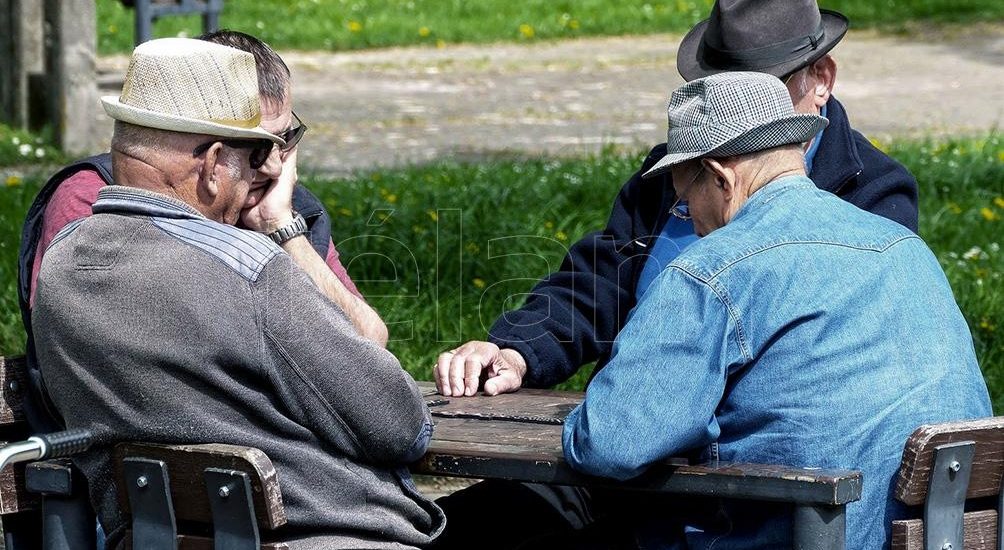 Jubilados: los bancos abren líneas telefónicas para que pidan sus tarjetas de débito