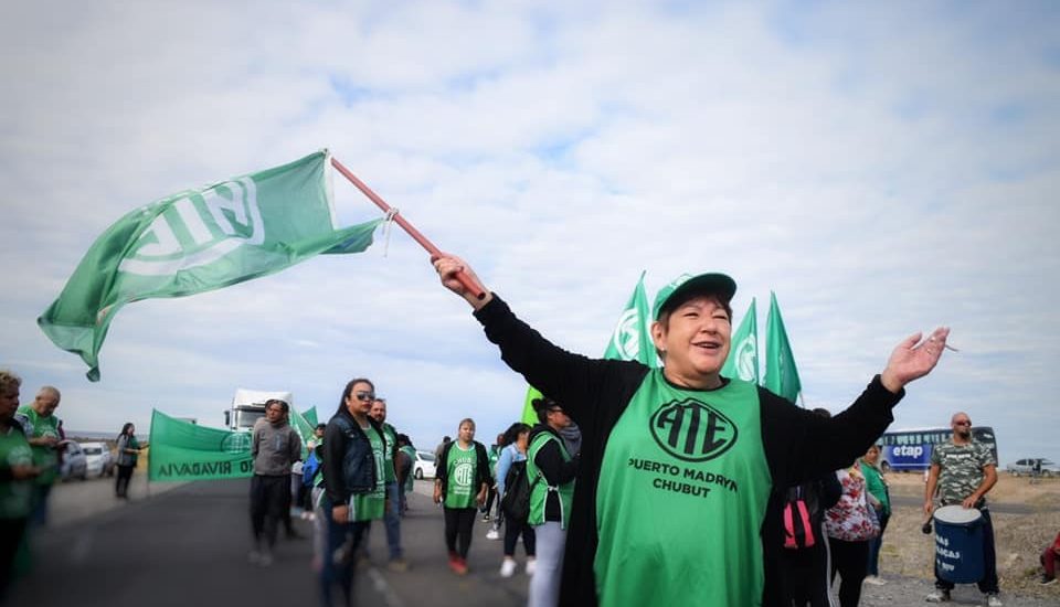 Trabajadores estatales de Chubut cortan ruta 3