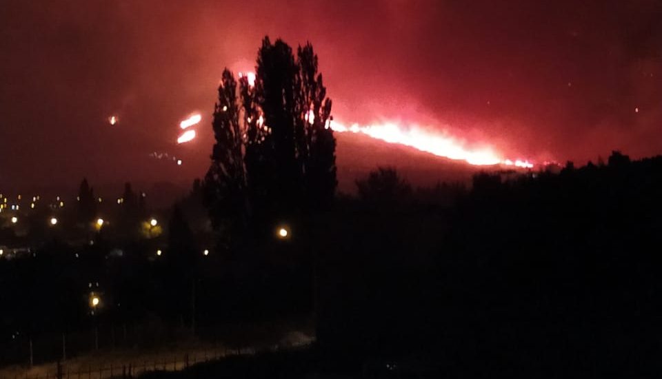 Brigadistas y bomberos trabajan para controlar incendio en Esquel