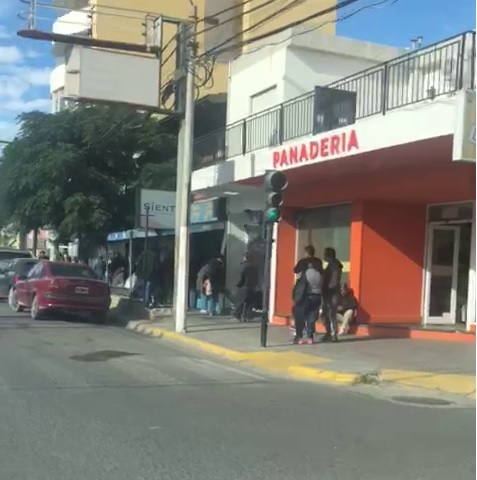 Largas colas en los bancos para cobrar jubilaciones y el Ingreso Familiar de Emergencia