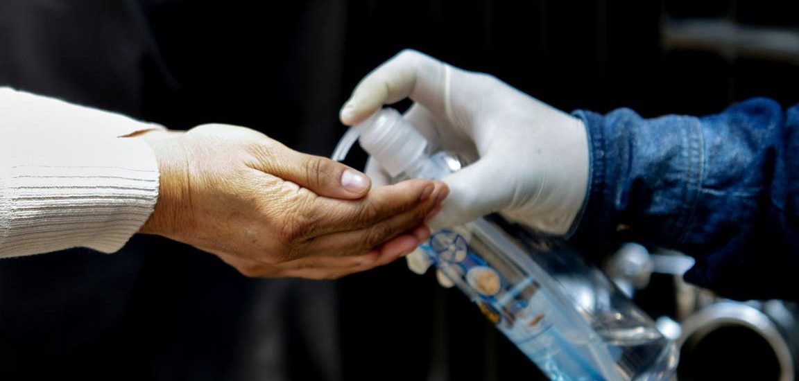 CORONAVIRUS. BUSCAN CREAR UN GEL QUE DESACTIVE EL COVID-19 EN ROPA, PAREDES Y HASTA EN PUPITRES DE ESCUELA