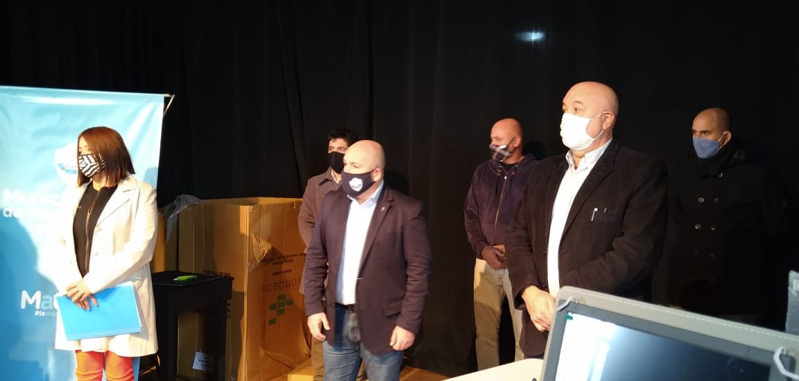 SASTRE ENCABEZÓ ENTREGA DE COMPUTADORAS Y KITS DE ROBÓTICA A ESCUELAS DE MADRYN
