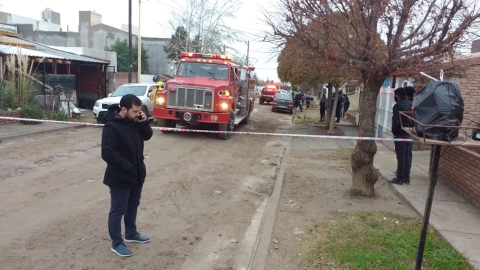 APAGARON UN INCENDIO Y DESCUBRIERON UN PRESUNTO HOMICIDIO