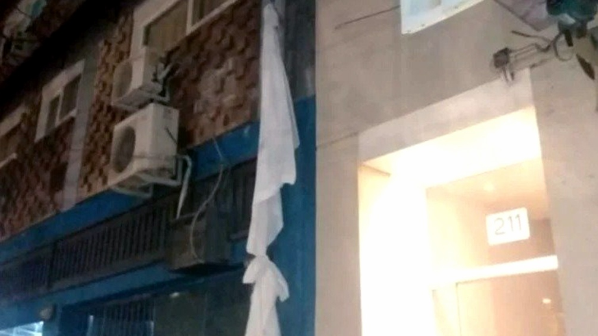 CUMPLÍA CUARENTENA EN UN HOTEL, ATÓ SÁBANAS Y SE FUGÓ DESDE EL BALCÓN