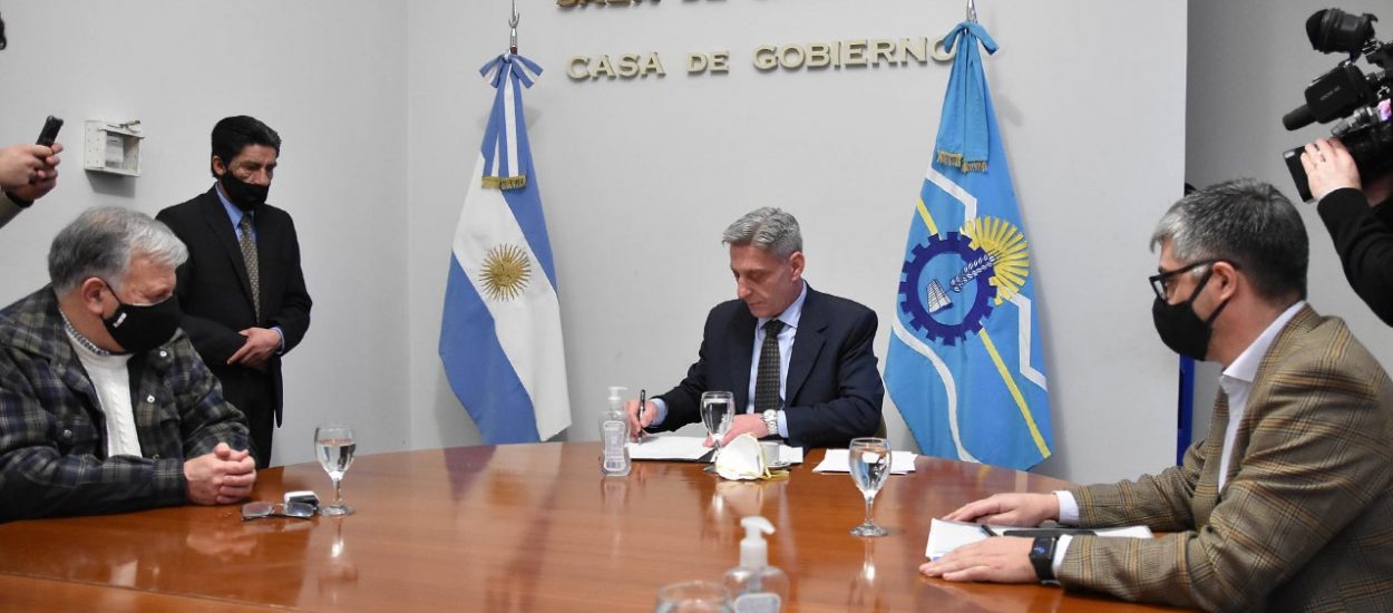 TECKA: ARCIONI FIRMÓ CONVENIOS PARA OBRAS DE GAS Y CLOACAS POR MÁS DE 3 MILLONES DE PESOS