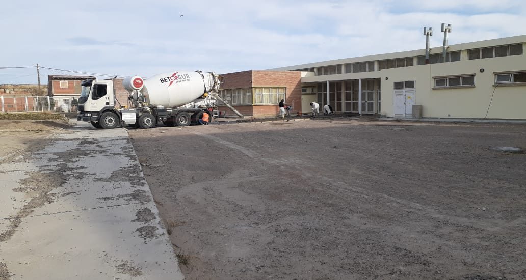 EL MINISTERIO DE INFRAESTRUCTURA CONSTRUYE UN PLAYÓN DEPORTIVO EN LA ESCUELA N° 222 DE PUERTO MADRYN