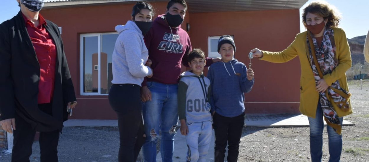 EL GOBIERNO DEL CHUBUT ENTREGÓ 4 VIVIENDAS A FAMILIAS DE LAS PLUMAS