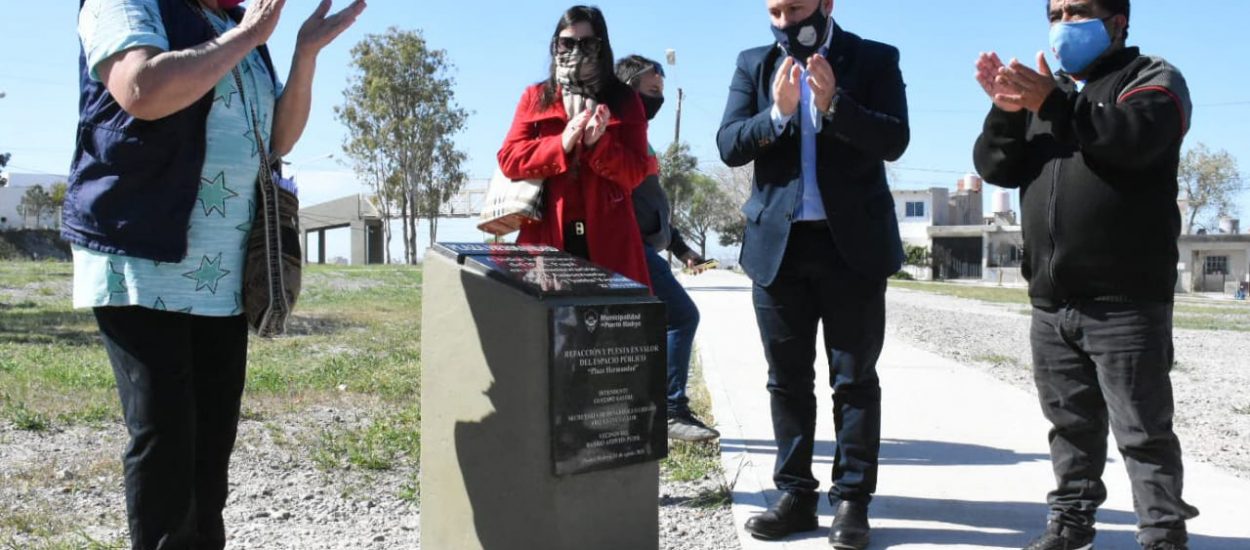 SASTRE INAUGURÓ LA PLAZA HERMANDAD DEL BARRIO PUJOL