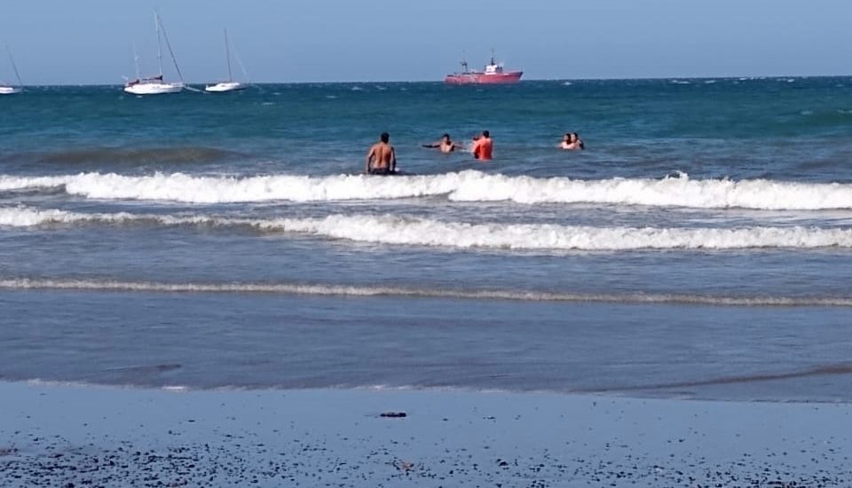 RESCATAN A BAÑISTAS EN LA COSTA DE LAS AGUAS DEL GOLFO NUEVO