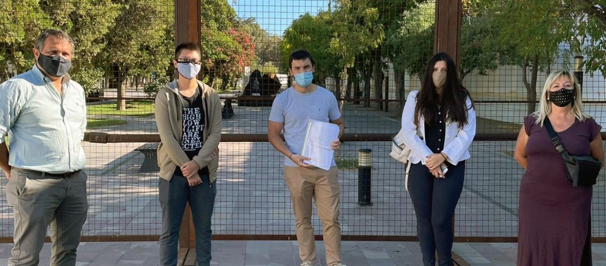 TORRES PRESENTÓ EN CASA DE GOBIERNO UN PEDIDO FIRMADO POR MÁS DE 2500 PERSONAS PARA QUE COMIENCEN LAS CLASES