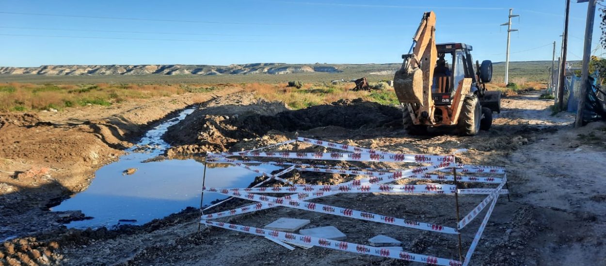 REALIZAN TAREAS DE ACONDICIONAMIENTO EN EL CANAL DE RUPERTO GIMÉNEZ