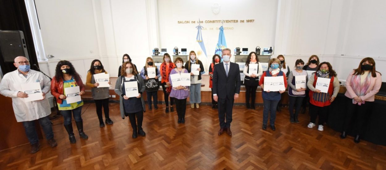 ARCIONI ENTREGÓ EQUIPOS TECNOLÓGICOS A 18 ESCUELAS DE NIVEL INICIAL DE RAWSON, TRELEW Y GAIMAN