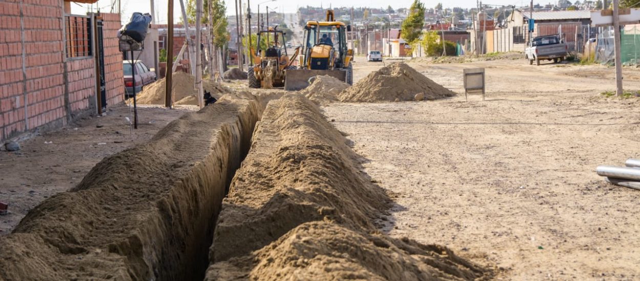 AVANZA A BUEN RITMO LA EXTENSIÓN DE LA RED DE AGUA EN EL BARRIO PERÓN