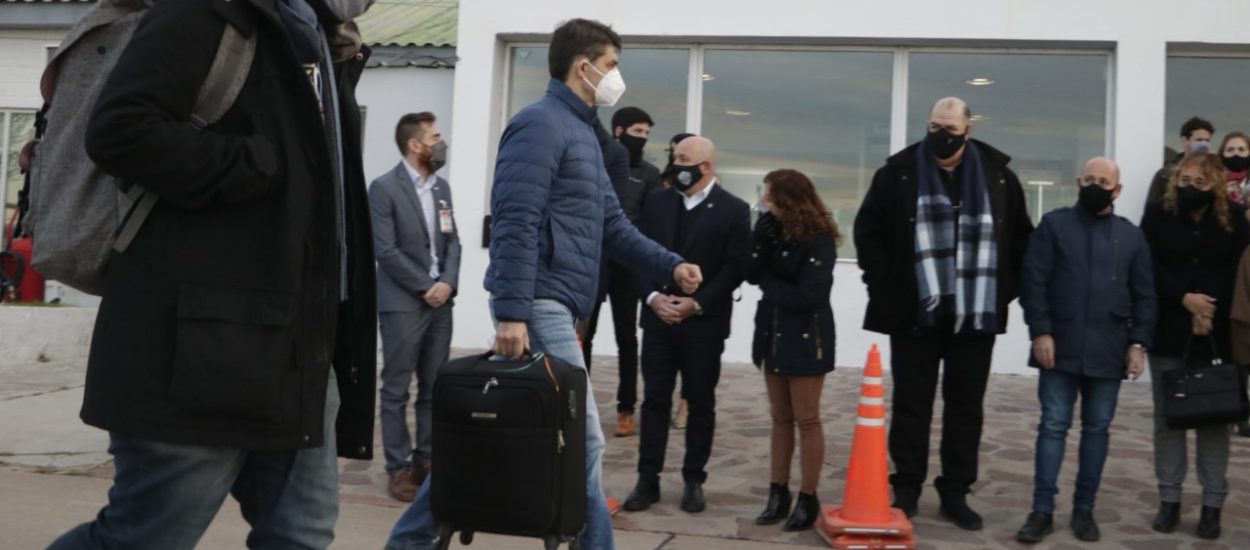 AUTORIDADES PROVINCIALES ACOMPAÑARON LA LLEGADA DEL PRIMER VUELO DE AEROLÍNEAS ARGENTINAS A PUERTO MADRYN