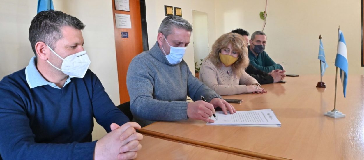 ARCIONI FIRMÓ EN GUALJAINA LA TRANSFERENCIA DE TIERRAS PARA CONSTRUIR 15 VIVIENDAS