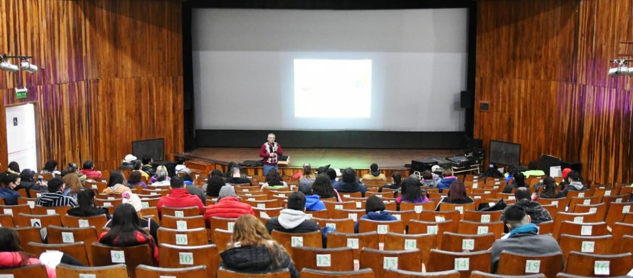 EDUCACIÓN CAPACITA AL PERSONAL AUXILIAR DE ESCUELAS DE RAWSON EN MANIPULACIÓN DE ALIMENTOS Y ALIMENTACIÓN SALUDABLE