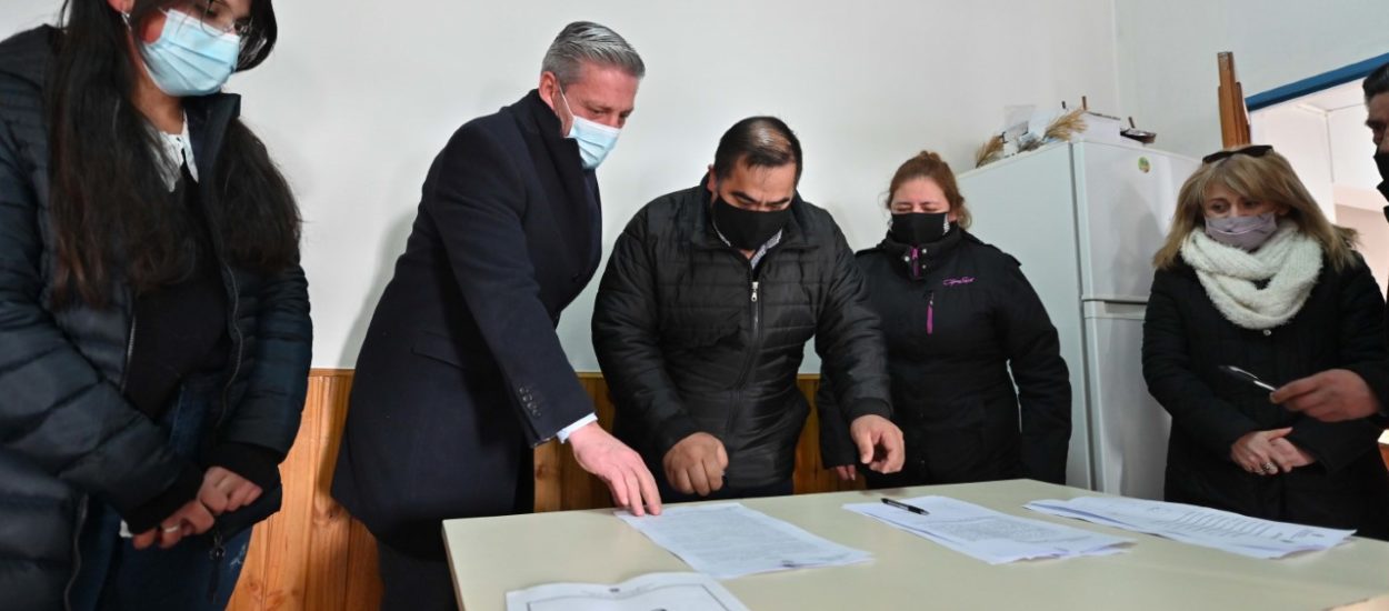 ARCIONI FIRMÓ CONVENIOS CON LAS COMUNAS DE LAGO BLANCO Y ALDEA BELEIRO