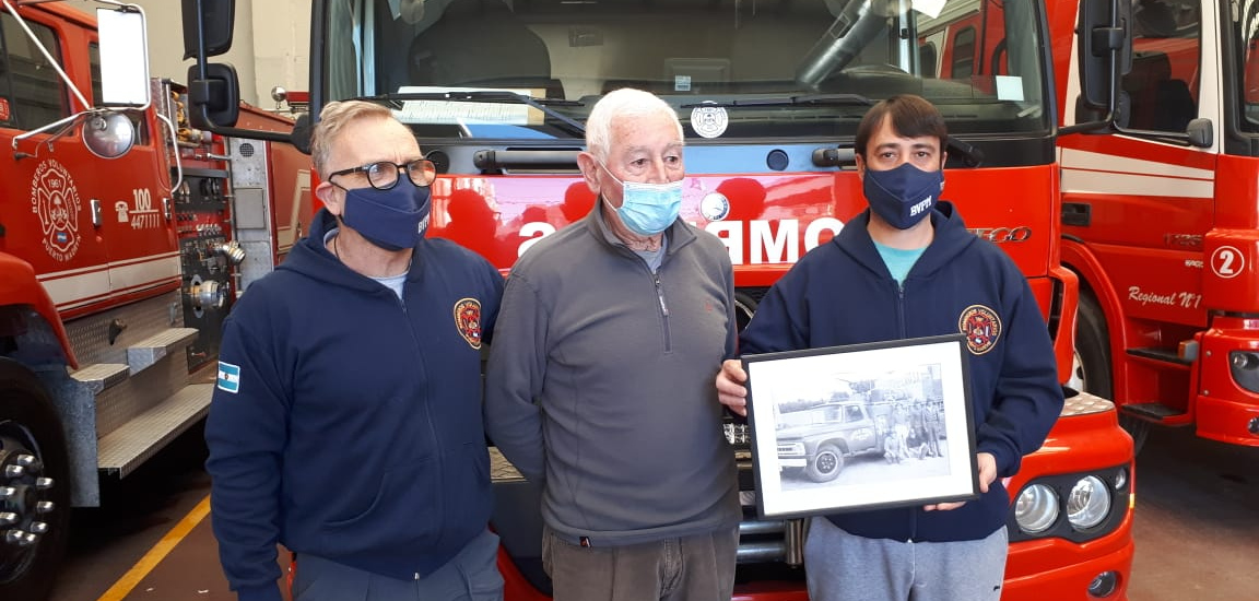 LOS BOMBEROS DE MADRYN RECIBIERON LA VISITA DE UNO DE SUS PRIMEROS INTEGRANTES