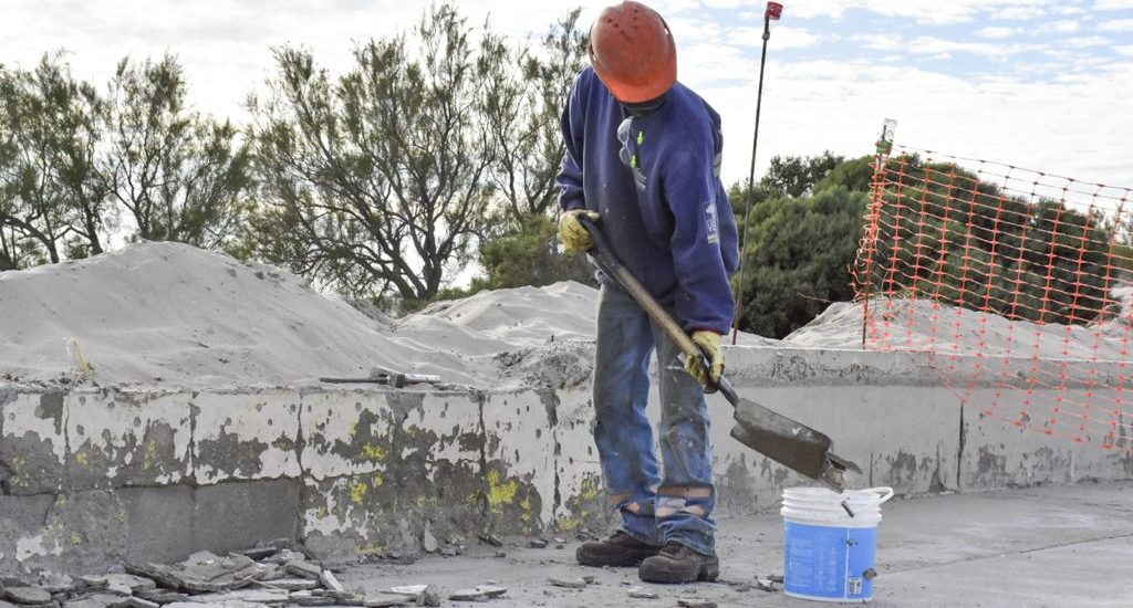 INICIARON TAREAS DE REPARACIÓN DEL MURETE COSTERO