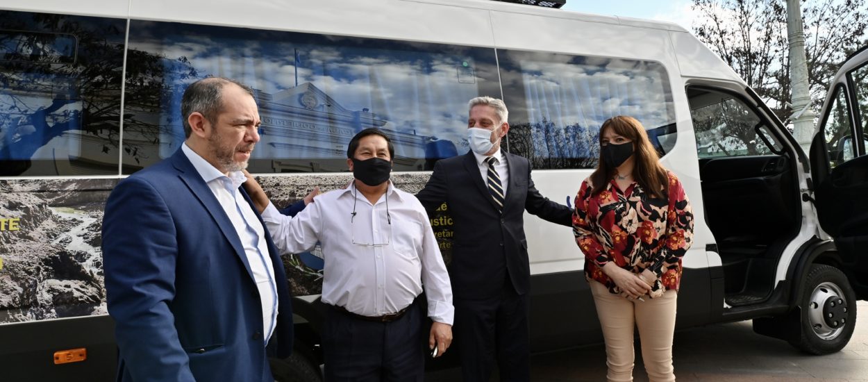 ARCIONI ENTREGÓ UN MINIBÚS 0 KM PARA EL TRANSPORTE DE 60 ALUMNOS A LA COMUNA RURAL DE CUSHAMEN