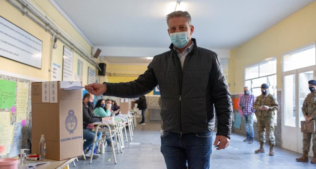 ARCIONI VOTÓ EN COMODORO Y ASEGURÓ QUE “LOS COMICIOS SE DESARROLLAN CON NORMALIDAD Y CUMPLIENDO CON TODOS LOS PROTOCOLOS SANITARIOS”