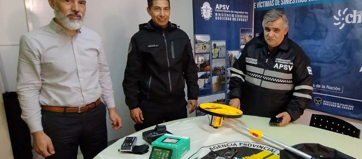 EL GOBIERNO DEL CHUBUT ENTREGÓ EQUIPAMIENTO AL ÁREA DE CRIMINALÍSTICA DE LA POLICÍA