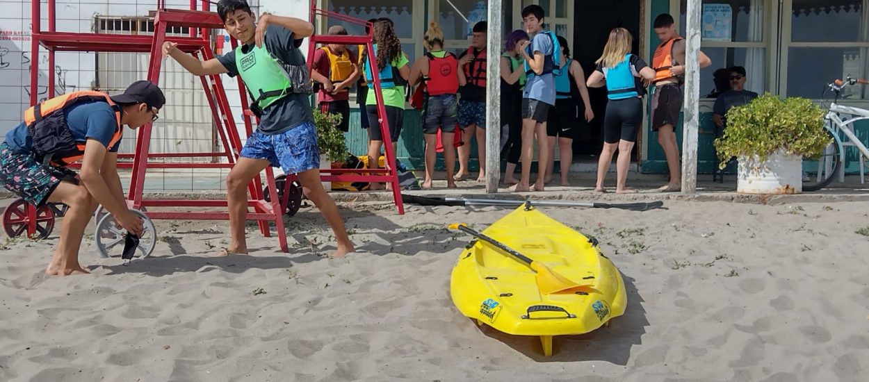 ALUMNOS DE LA ESCUELA DE PESCA SE SUMARON A LAS ACTIVIDADES DE LA ESCUELA NÁUTICA “EL POTRERO ES EL MAR”