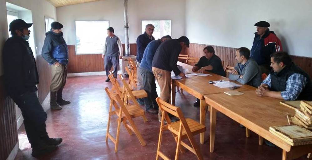 EL GOBIERNO PROVINCIAL Y PRODUCTORES LEÑATEROS ACORDARON FORTALECER EL TRABAJO EN CONJUNTO EN ALDEA BELEIRO