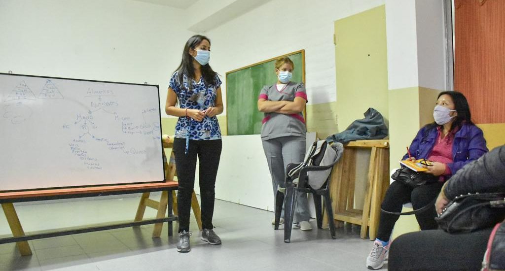 NUEVO CURSO DE MANIPULACIÓN DE ALIMENTOS PARA VECINOS DE LOS BARRIOS GÜEMES, ROQUE AZZOLINA Y MANUEL DEL VILLAR