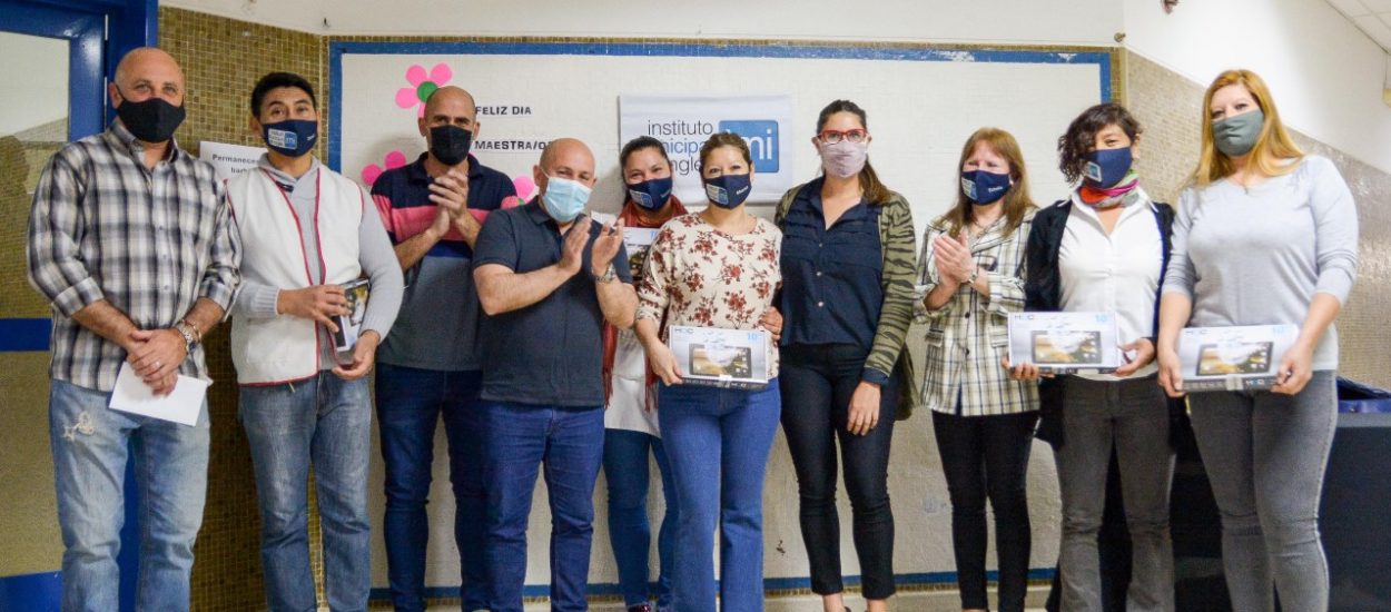 EL INTENDENTE ENTREGÓ TABLETS PARA DOCENTES DEL INSTITUTO MUNICIPAL DE INGLÉS