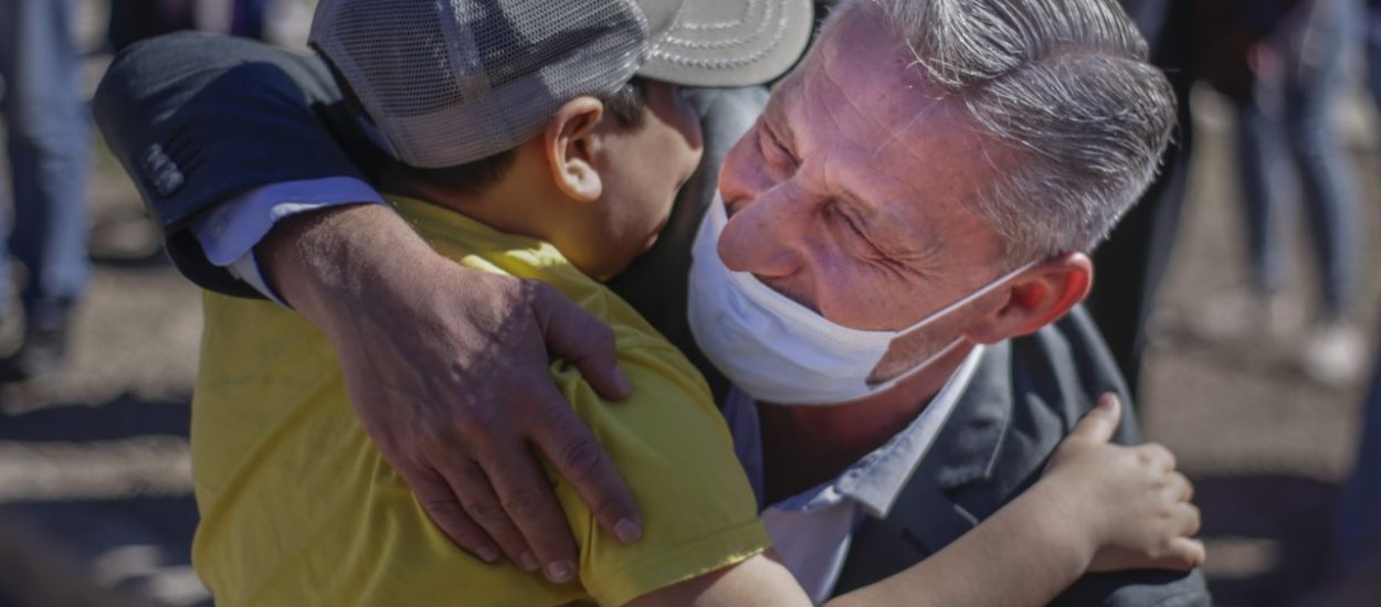 ESQUEL: FUERTE EMOCIÓN DE LAS FAMILIAS AL RECIBIR EL TECHO PROPIO LUEGO DE AÑOS DE ESPERA