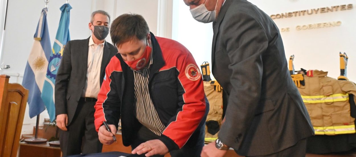 ARCIONI FIRMÓ UN CONVENIO CON LA FEDERACIÓN DE BOMBEROS VOLUNTARIOS PARA CANCELAR LA DEUDA DE MÁS DE 7 MILLONES DE PESOS