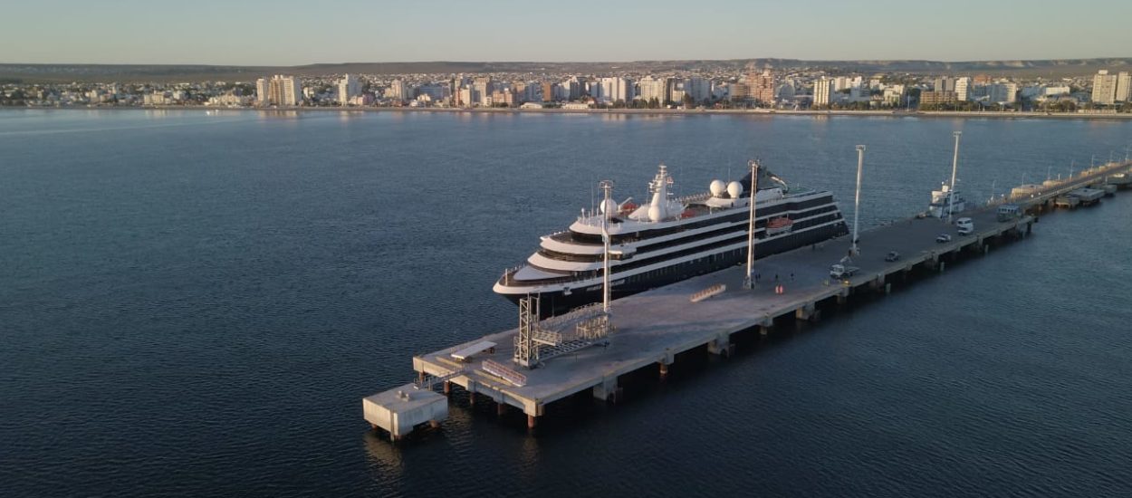 AMARRÓ EN CHUBUT EL PRIMER CRUCERO DE LA TEMPORADA 2021-2022