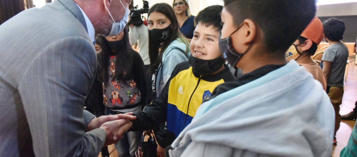 ARCIONI RECIBIÓ A ALUMNOS ESCUELAS DE GASTRE Y GAN GAN EN SU VISITA POR CASA DE GOBIERNO