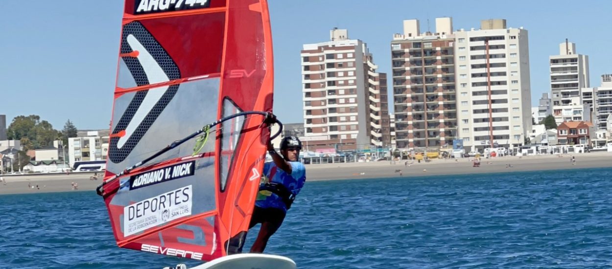 ADRIANO NICK, CON 15 AÑOS TIENE UNA AMPLIA TRAYECTORIA EN EL WINDSURF