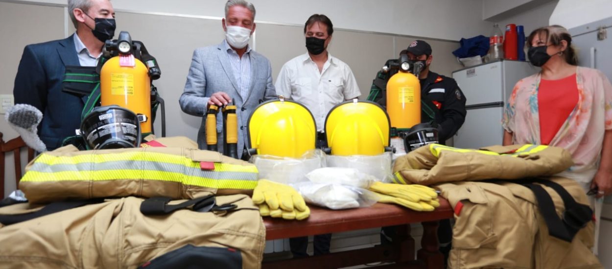 RADA TILLY: ARCIONI ENCABEZÓ DONACIÓN DE EQUIPAMIENTO Y CONFIRMÓ LA CONSTRUCCIÓN DE UN CENTRO DE ENTRENAMIENTO PARA BOMBEROS