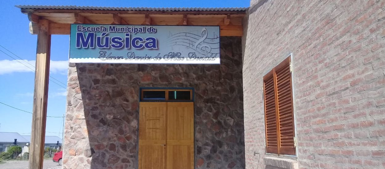 EL GOBIERNO DEL CHUBUT REALIZÓ TAREAS DE PINTURA EN EL ANEXO DE LA ESCUELA MUNICIPAL DE MÚSICA DE 28 DE JULIO