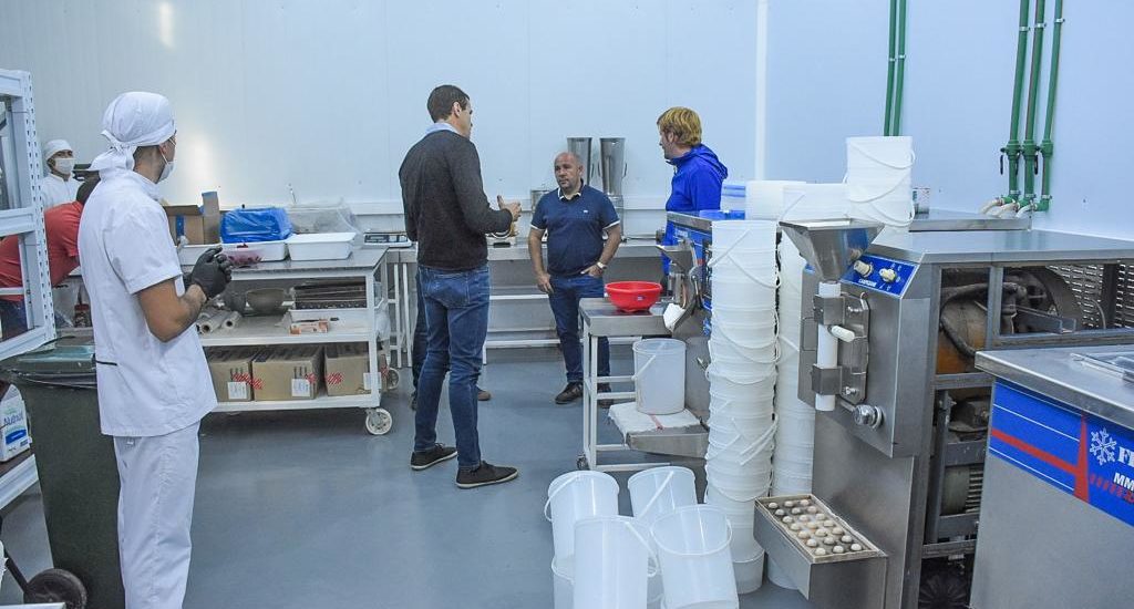 EL INTENDENTE VISITÓ LA NUEVA FÁBRICA DE LA HELADERÍA BOMKE