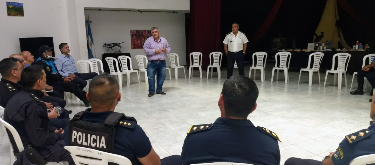 EN LAGO PUELO: EL MINISTRO DE SEGURIDAD REPASÓ EL PLAN DE TRABAJO PARA LA POLICÍA CON JEFES DE COMISARÍAS