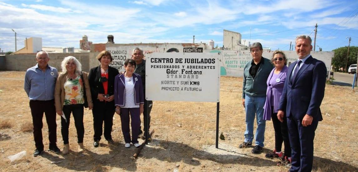 ARCIONI FIRMÓ UN ACUERDO DE CESIÓN DE TIERRAS AL CENTRO DE JUBILADOS DE KILÓMETRO 8 PARA CONSTRUIR SU PROPIA SEDE SOCIAL