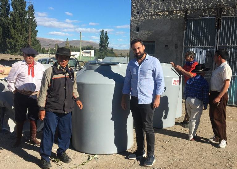 EL GOBIERNO PROVINCIAL ENTREGÓ TANQUES DE AGUA A LA COMUNIDAD SIERRAS DE GUALJAINA