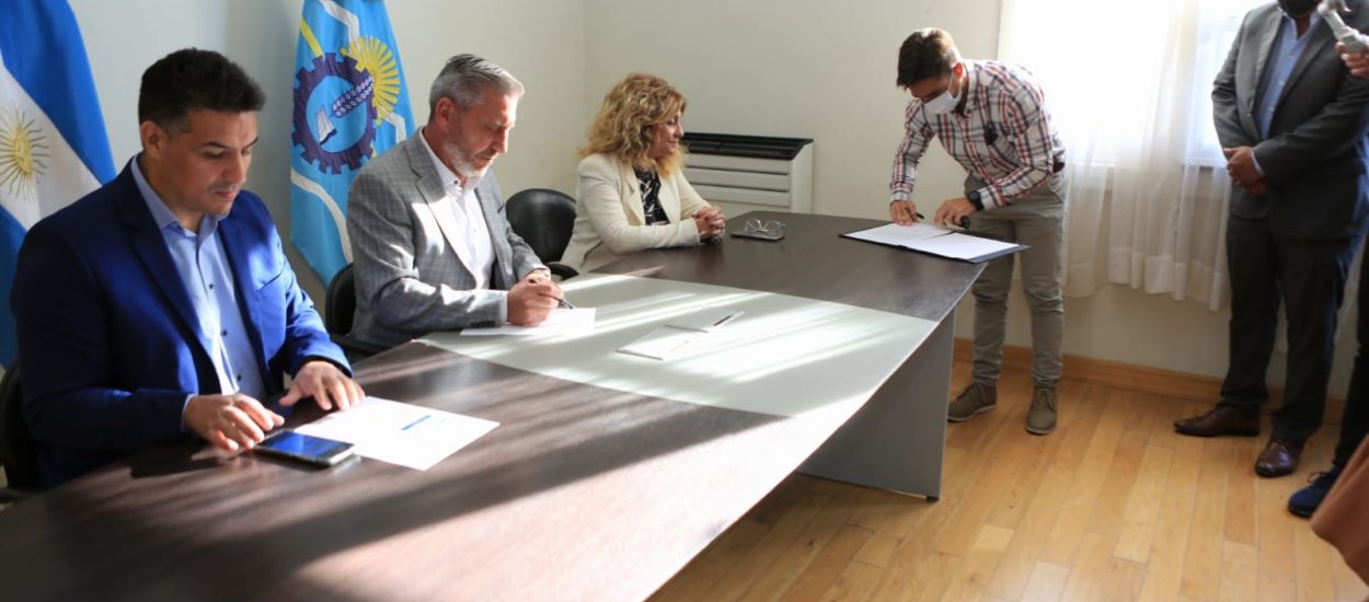 ARCIONI FIRMÓ EL CONTRATO PARA LA CONSTRUCCIÓN DE 37 VIVIENDAS EN SARMIENTO
