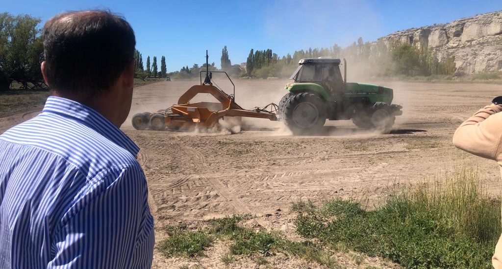 EL GOBIERNO PROVINCIAL SIEMBRA PASTURAS PARA APOYAR A PEQUEÑOS PRODUCTORES