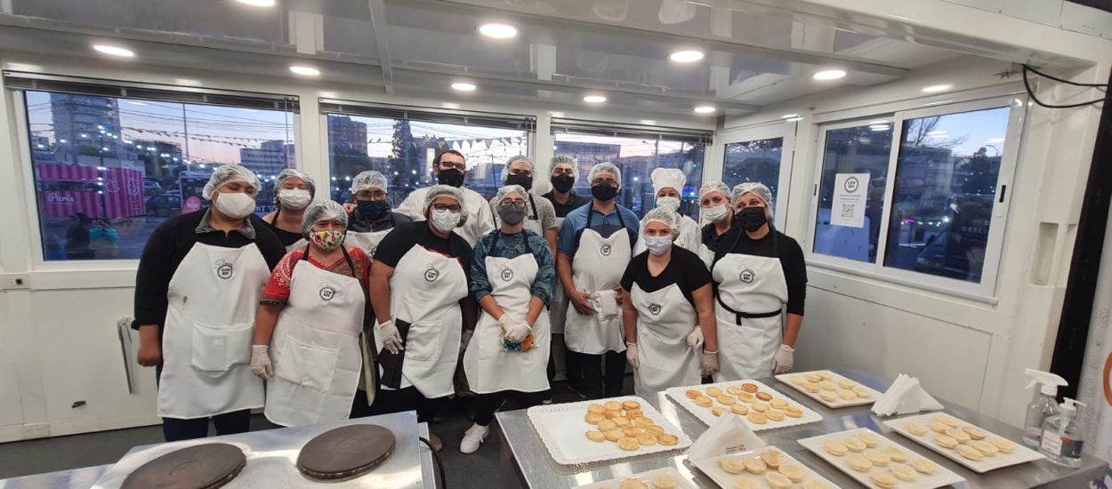 ESTUDIANTES DE GASTRONOMÍA DEL CFP Nº 651 COCINARON PARA EL PÚBLICO EN UN AULA TALLER MÓVIL