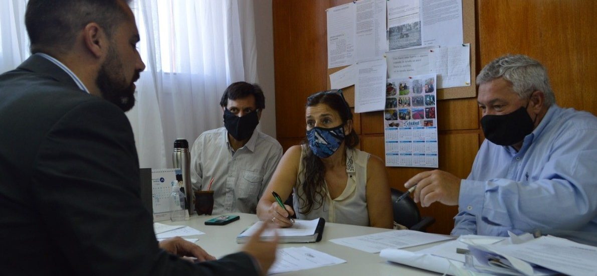 EL GOBIERNO PROVINCIAL ACOMPAÑA A COOPERATIVA VITIVINÍCOLA DE GAIMAN CON MAQUINARIA Y ASISTENCIA TÉCNICA