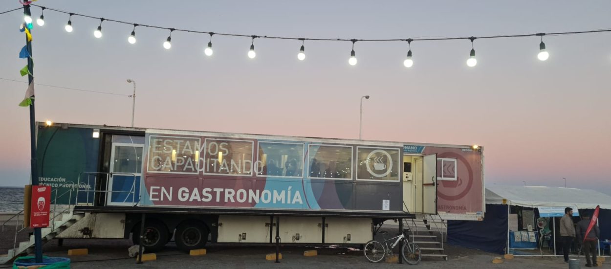 EL AULA TALLER MÓVIL DE GASTRONOMÍA DEL MINISTERIO DE EDUCACIÓN LLEGÓ A PUERTO MADRYN