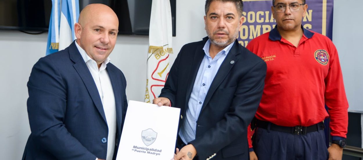 EL INTENDENTE ENTREGÓ LA PREADJUDICACIÓN DE TIERRAS PARA LA ASOCIACIÓN DE BOMBEROS VOLUNTARIOS DE PUERTO MADRYN