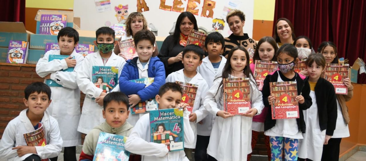 LA MINISTRA PERATA ENTREGÓ LIBROS Y KITS DE ÚTILES ESCOLARES A ESTUDIANTES DE SARMIENTO