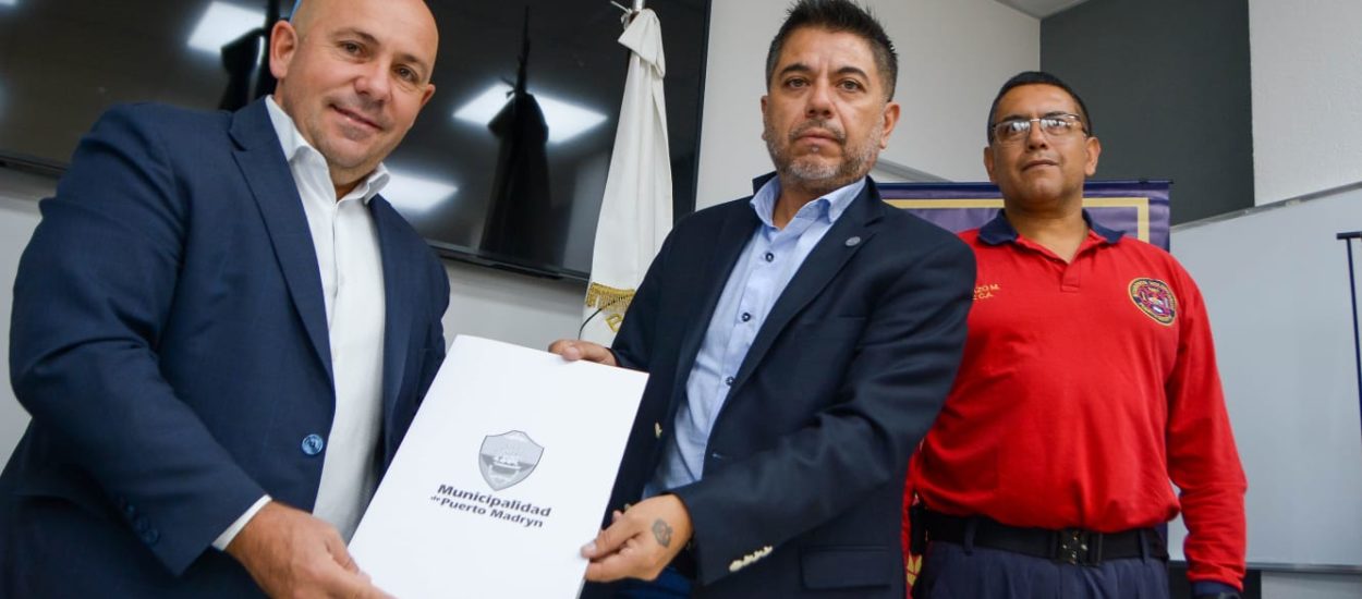 EL INTENDENTE ENTREGÓ LA PREADJUDICACIÓN DE TIERRAS PARA LA ASOCIACIÓN DE BOMBEROS VOLUNTARIOS DE PUERTO MADRYN